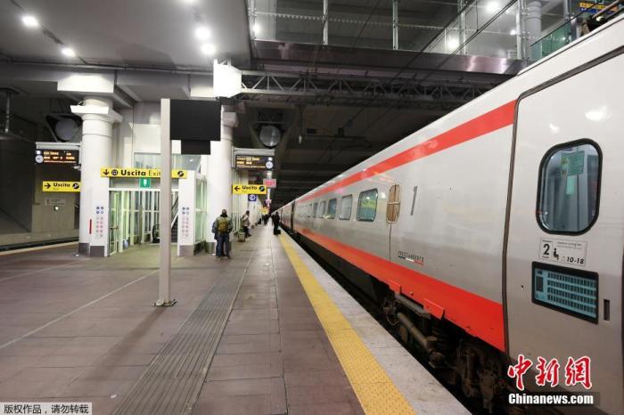据外媒报道，当地时间3月8日，意大利总理朱塞佩·孔特签署法令，为遏制新冠肺炎疫情蔓延，意大利全面实行隔离，伦巴第大区及其他14个省的高达1600万人受到影响。图为一列开往罗马的列车抵达博洛尼亚站台。