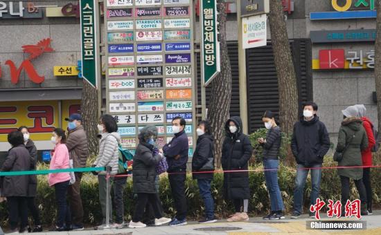 截至3月1日16时，韩国新冠肺炎累计确诊病例达到3736个。图为3月1日，在首尔钟路区一家超市外，民众排起长队等待购买口罩。/p中新社记者 曾鼐 摄