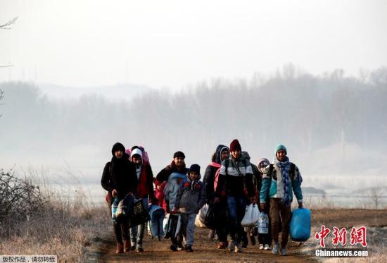 3月1日，在土耳其埃迪尔内省，移民们正在步行前往土耳其与希腊边境。 