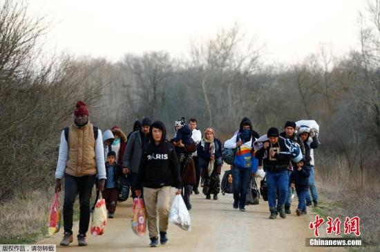 3月1日，难民们正在前往土耳其与希腊边境。 